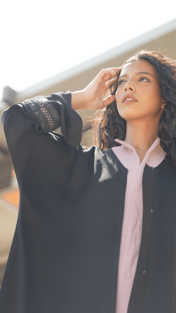 عباية سوداء مع فستان وردي