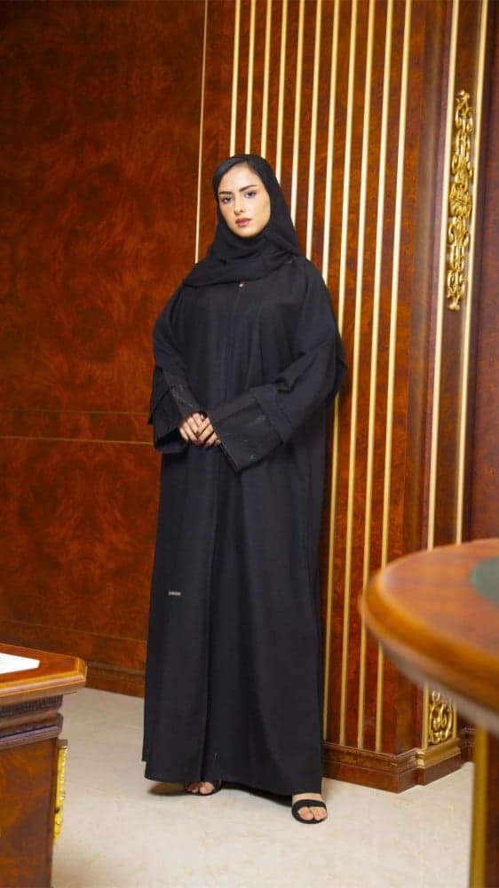 عباية مع 3 اكمام مطرزة