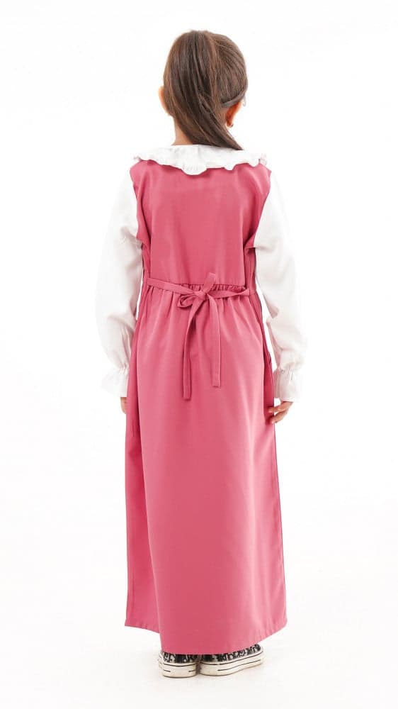 مريول ابتدائي بلون وردي وقميص مشبوك