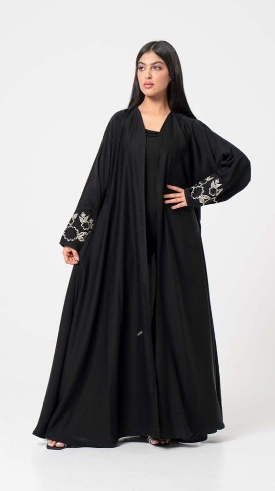 عباية سوداء باكمام مطرزة بيج
