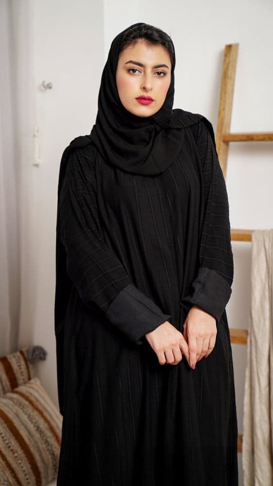عباية بتقليمات طولية