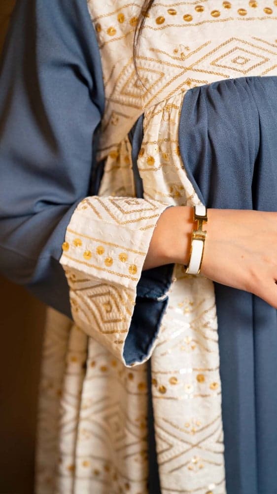 جلابية كحلي وبيج بقصات طولية