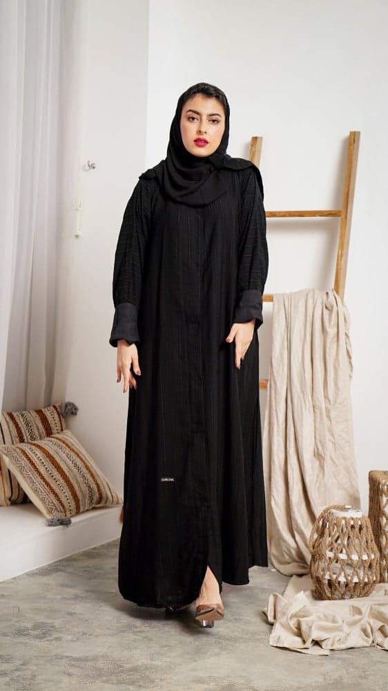 عباية بتقليمات طولية