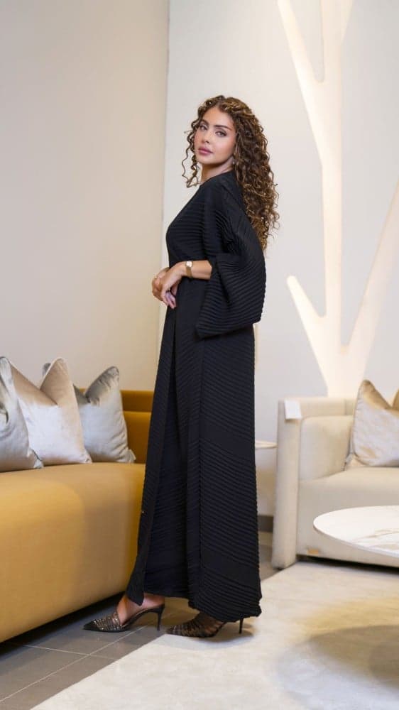 عباية بتكسيرات ناعمه