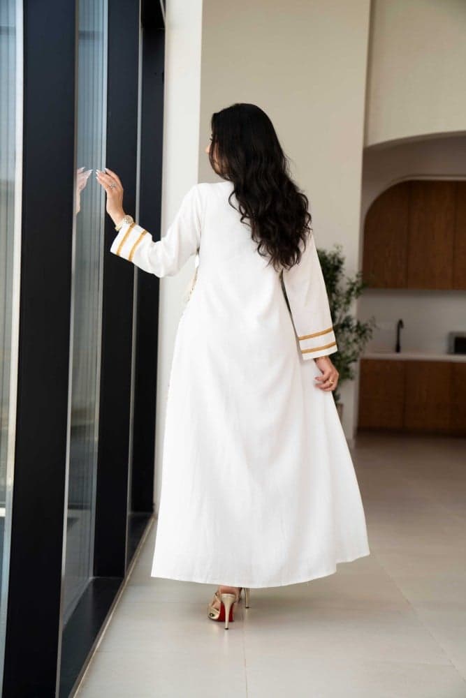 جلابية لف بلون ابيض مطرزة بذهبي