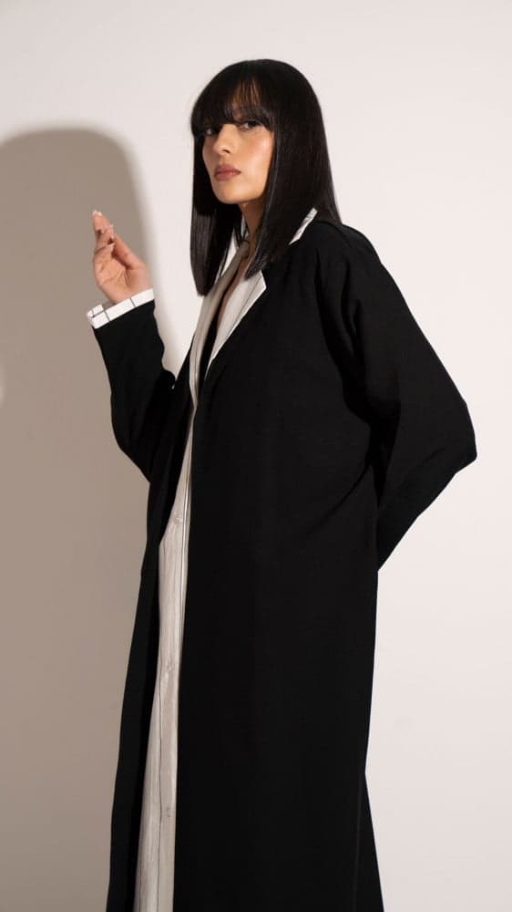 عباية رسميه بقطعة مشبوكه فيها مقلمه