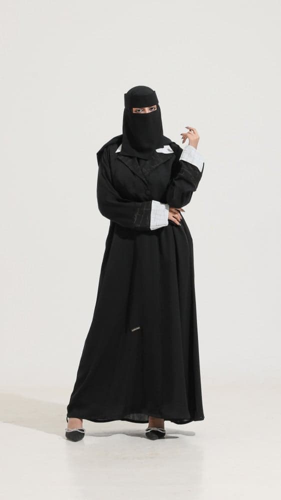 عباية بياقه واكمام بيضاء