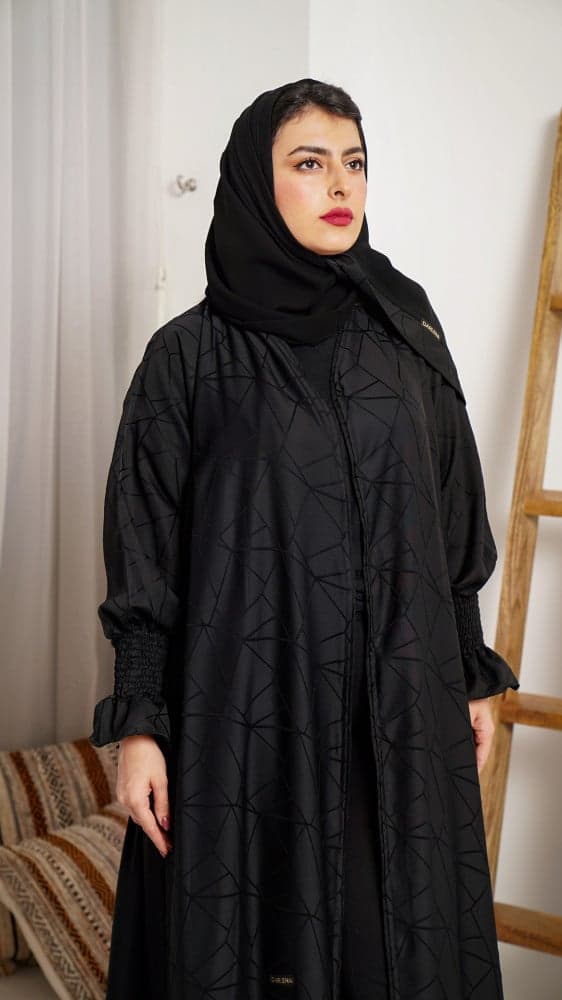 عباية سوداء فخمة برسوم هندسية و كسرات من الخلف