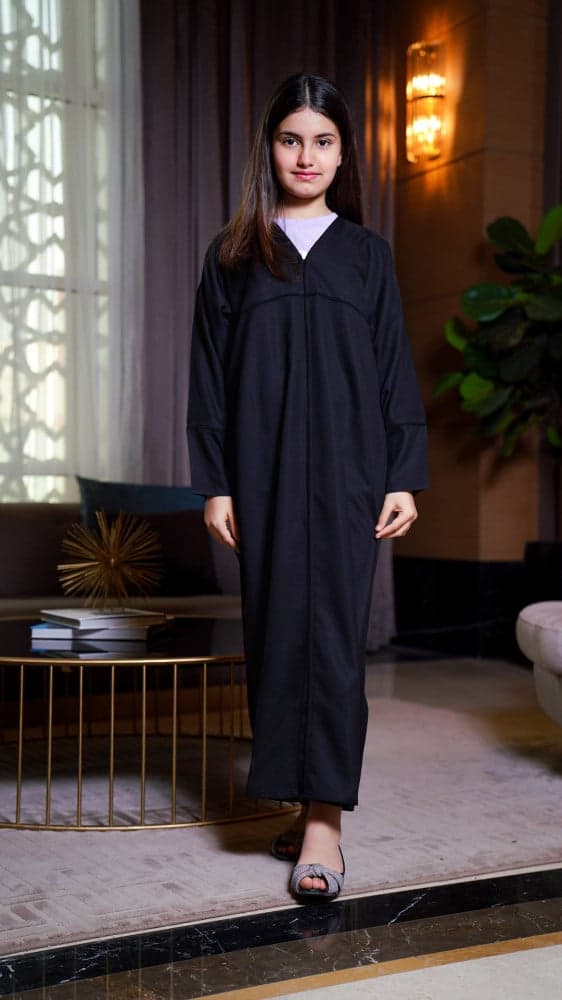 عباية بناتي ساده بخط فاصل ع الصدر