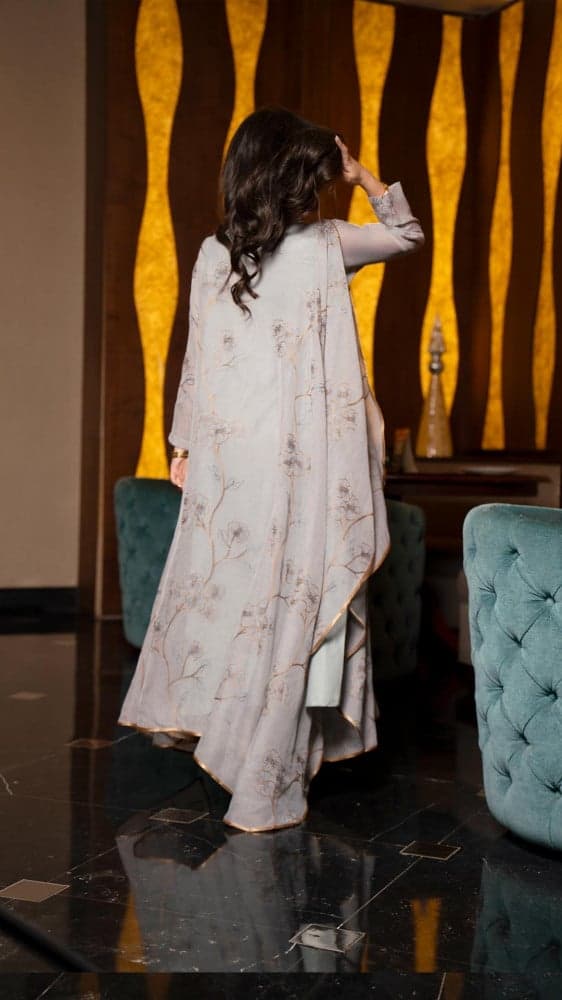 جلابية مطرزة مع فستان داخلي