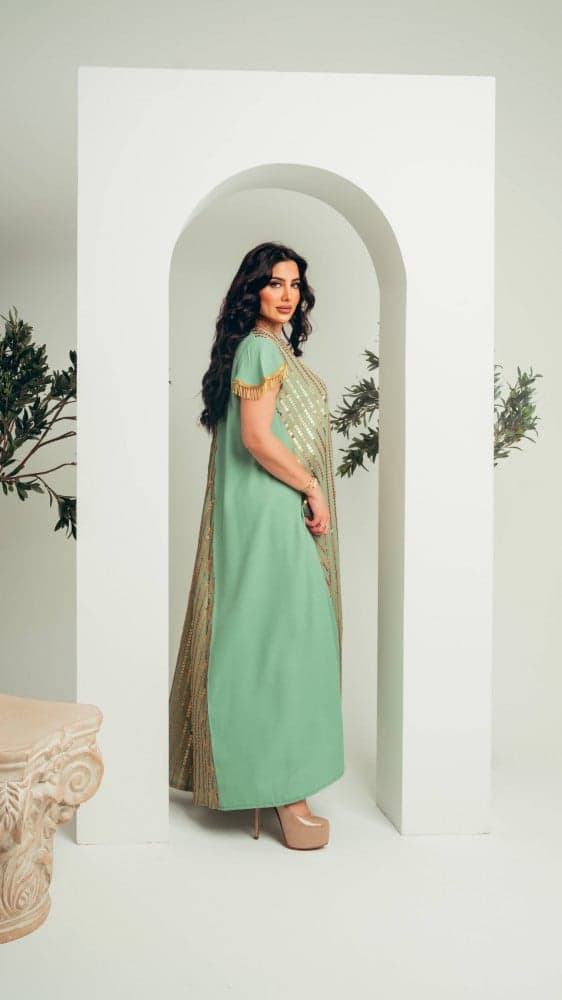 جلابية بلون تفاحي مطرزة بذهبي