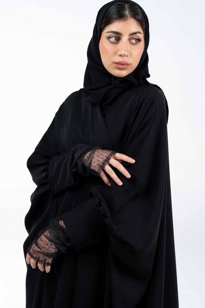 عباية بياقة طويلة واكمام تل منقط