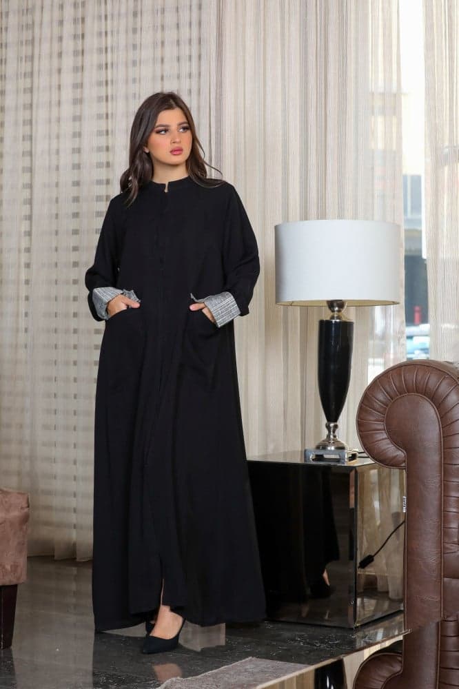 عباية بجيوب واكمام باللون الرصاصي