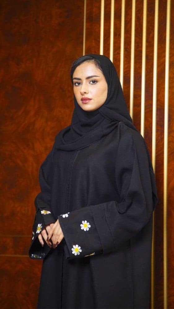 عباية باكمام متنوعة ومطرزة