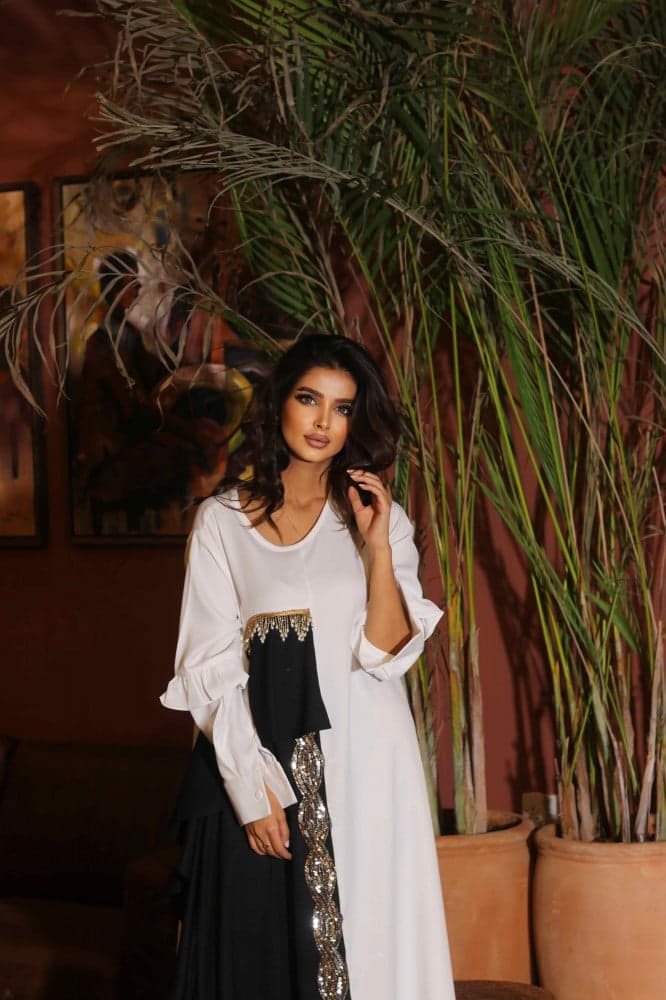 جلابية بلون ابيض واسود