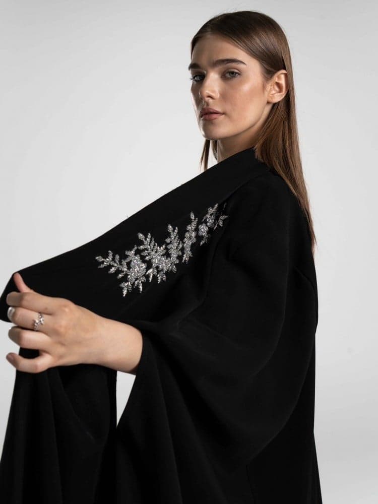 عباية بقصة قطريه مطرزة بفضي