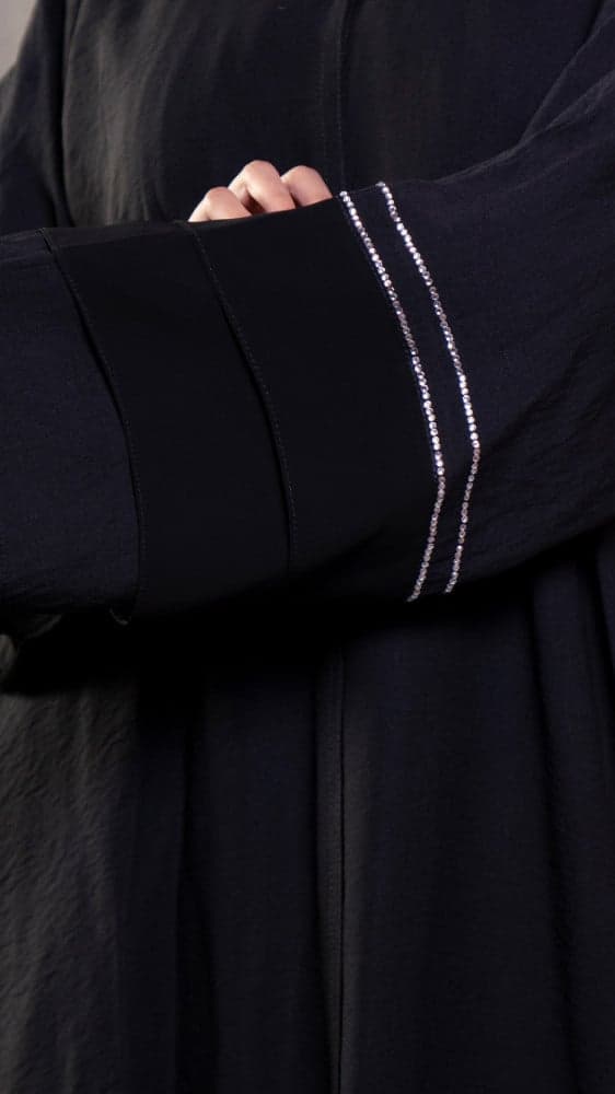 عباية سوداء باكمام طبقات