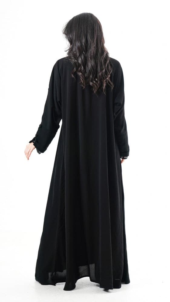 عباية باكمام دانتيل مزينة بلولو اسود