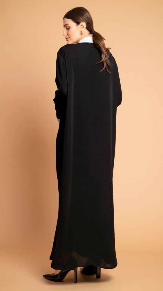 عباية بياقه واكمام بيضاء