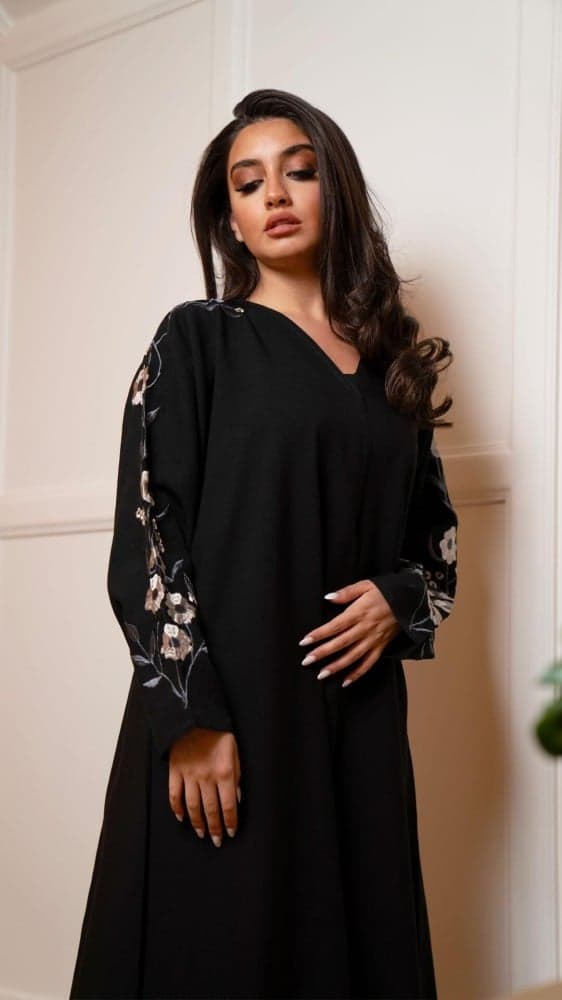 عباية بتطريز ورد ملون على الاكمام