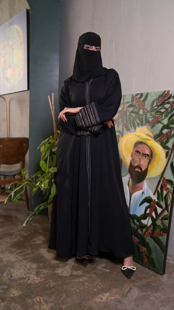 عباية سوداء باكمام مطرزة بأبيض