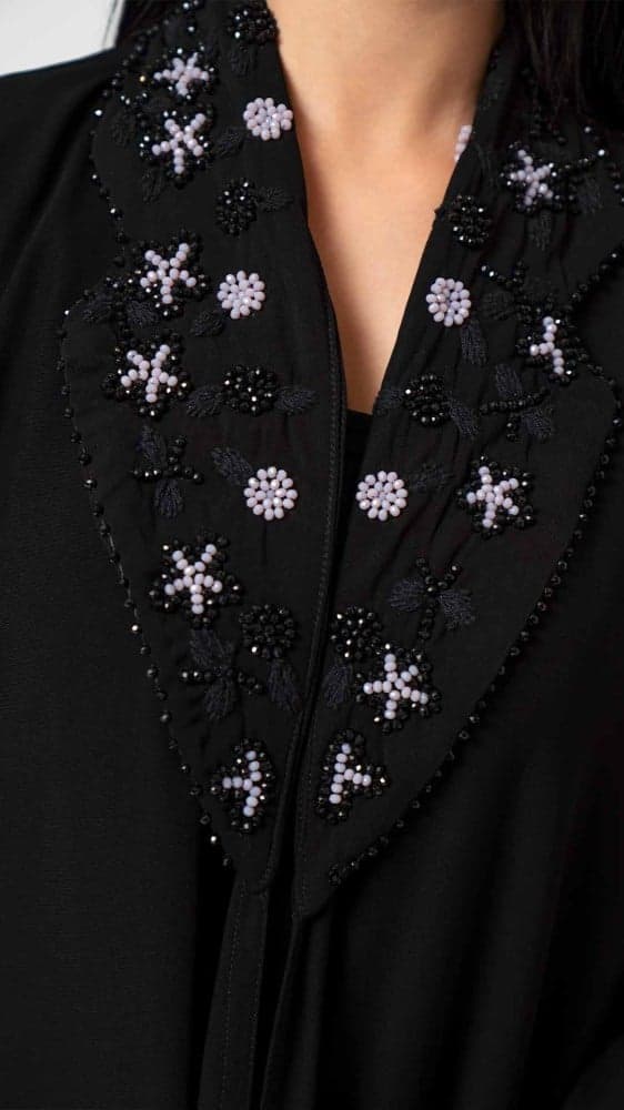 عباية بياقة مطرزة