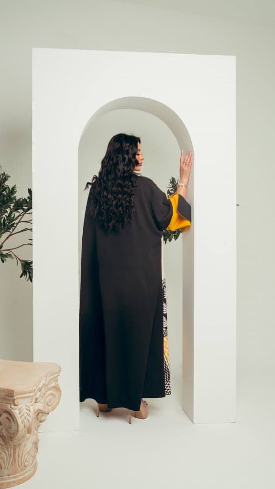 جلابية بلون اصفر وبيج