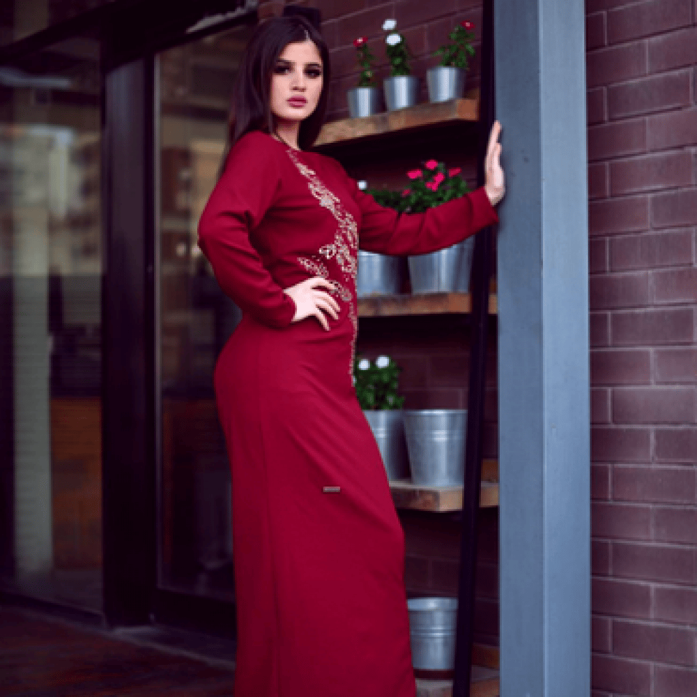 فستان عنابي مطرز ذهبي