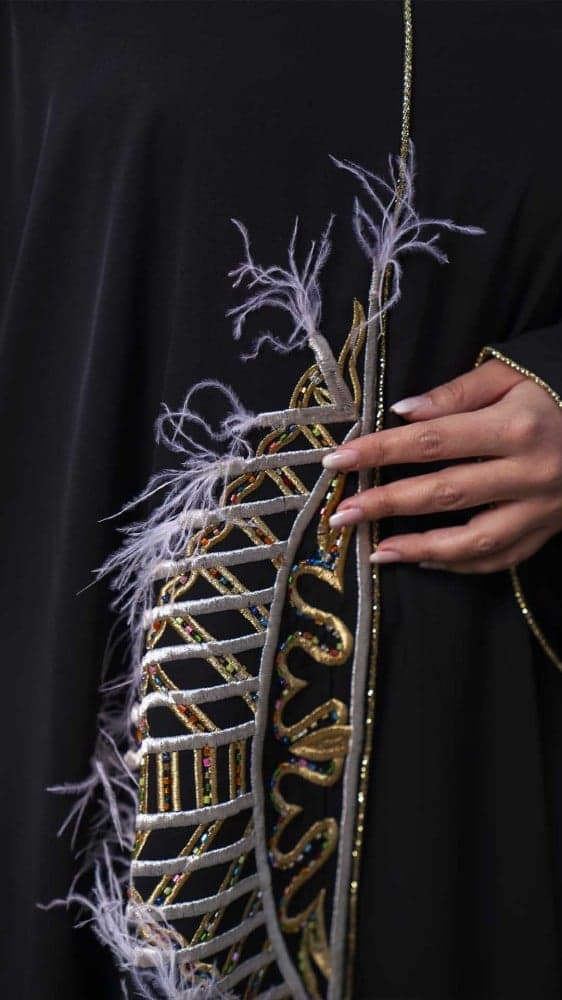 جلابية اسود مزينة بريش ناعم