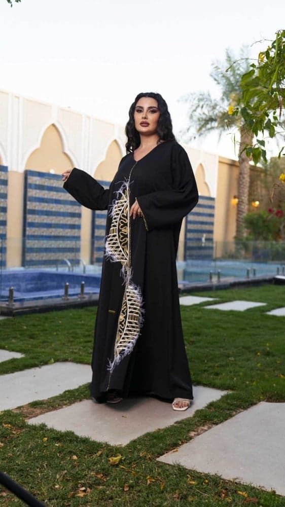 جلابية اسود مزينة بريش ناعم