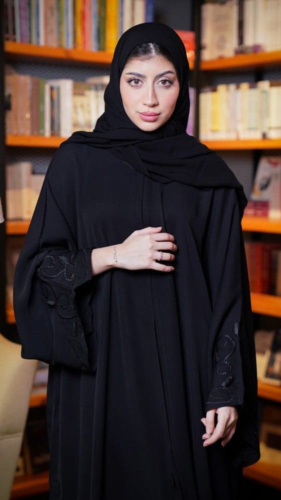 عباية فضفاضة باكمام مطرزة