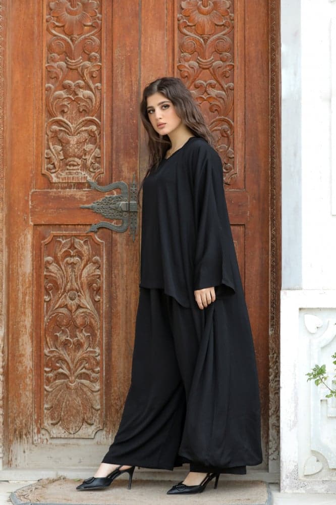 عباية ببنطلون وبلوزة