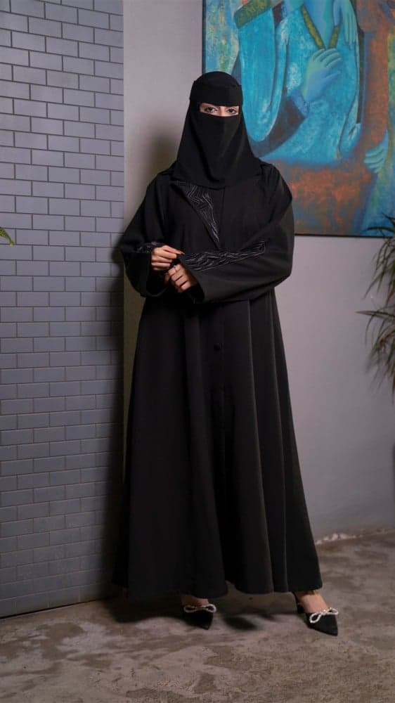 عباية سوداء بياقة رسمية مطرزة
