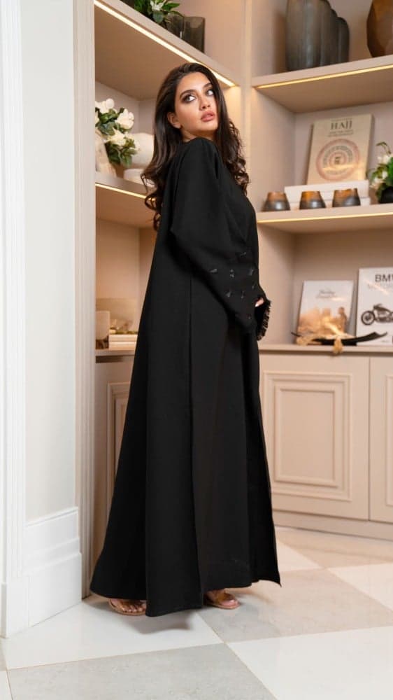 عباية باكمام مطرزة بورد