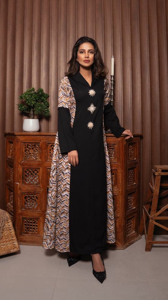 جلابية بطبعات من الجانين وتطريز فخم