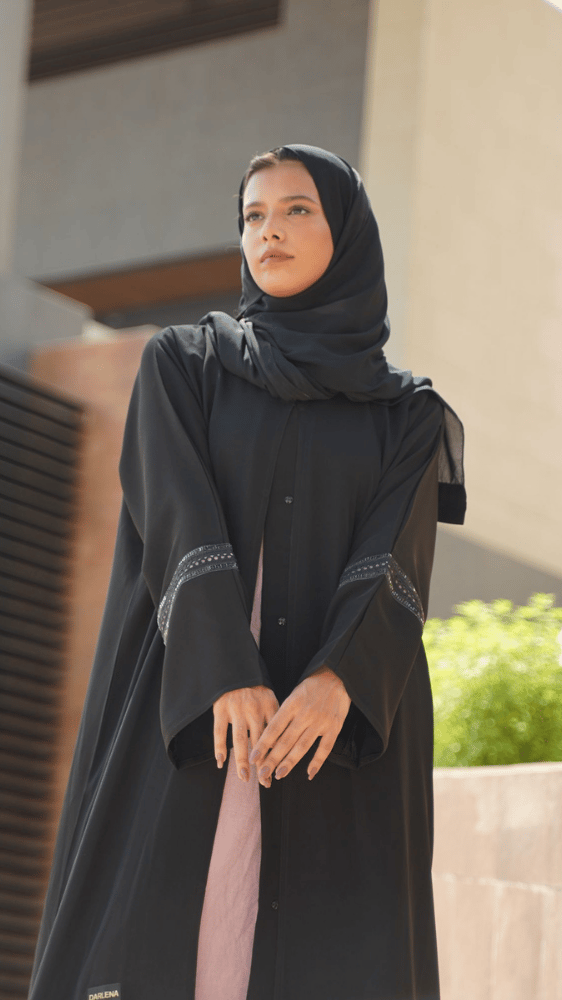عباية سوداء مع فستان وردي