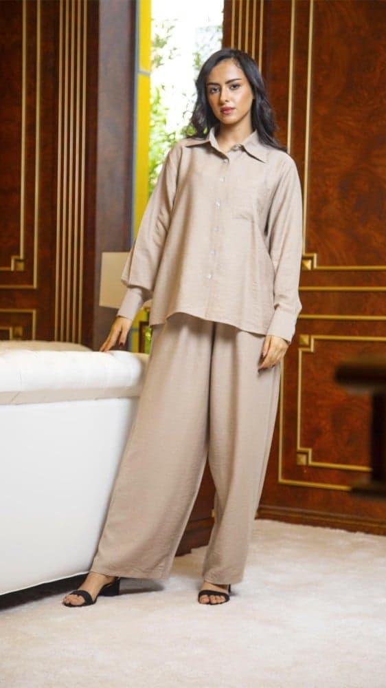 طقم قميص وبنطلون بيج