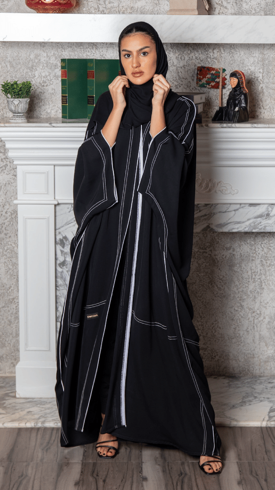 عبايه بخطوط بيضاء وطقطق واحد