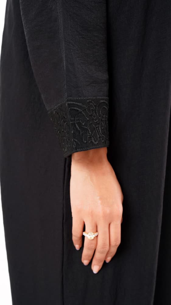 عباية بنقش عربي من الامام والخلف