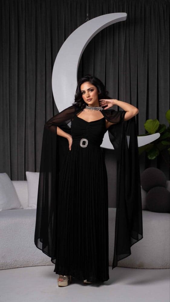 فستان اسود بحزام واكمام طويلة