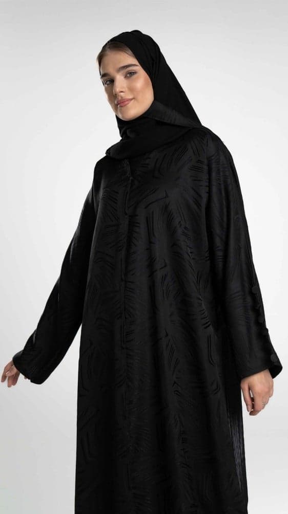 عباية بلمعة خفيفة وبكسرات من الخلف