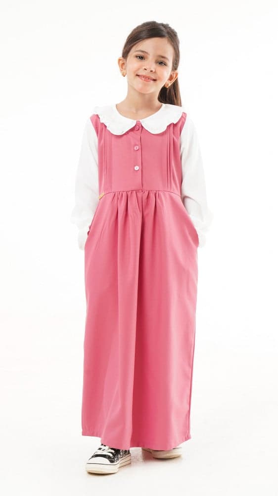 مريول ابتدائي بلون وردي وقميص مشبوك