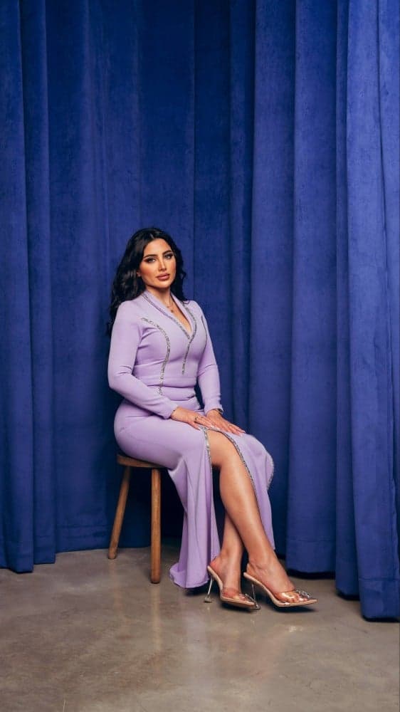 فستان بنفسجي بفتحة ظهر