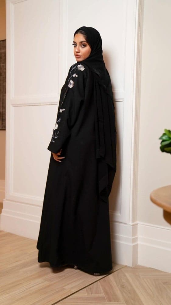 عباية بتطريز ورد ملون على الاكمام
