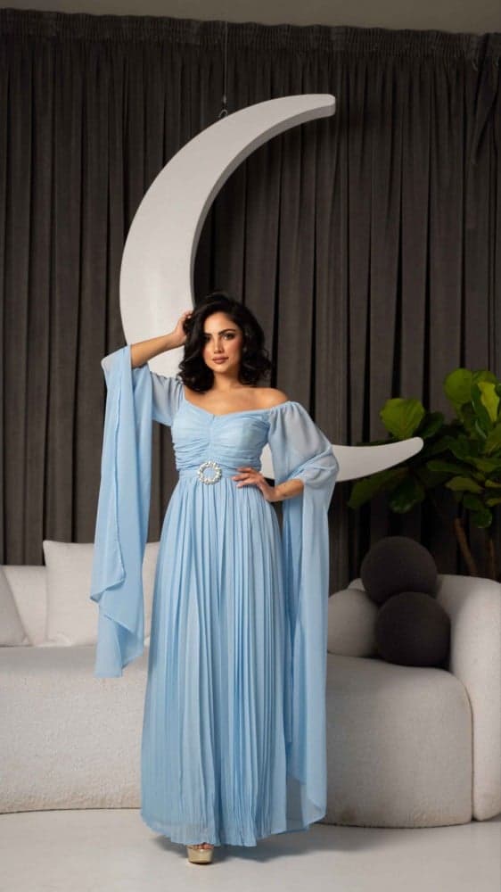 فستان سماوي بحزام واكمام طويلة