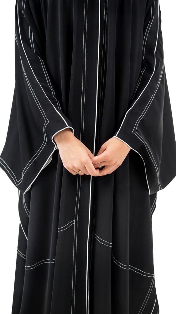 عبايه بخطوط بيضاء وطقطق واحد