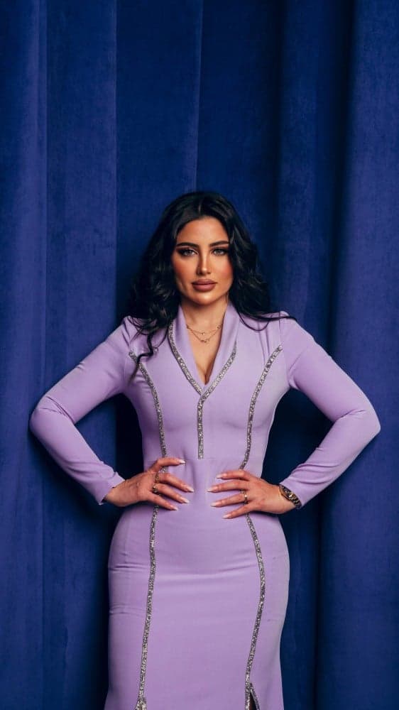 فستان بنفسجي بفتحة ظهر