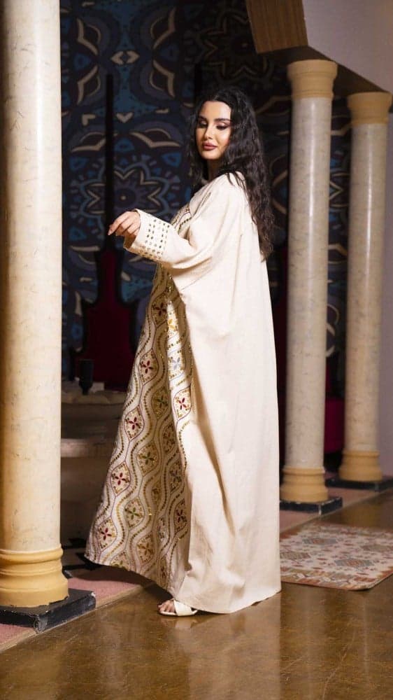 جلابية مطرزة بقصة واسعة