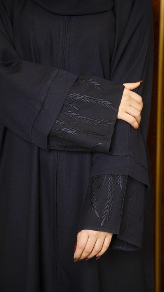 عباية مع 3 اكمام مطرزة