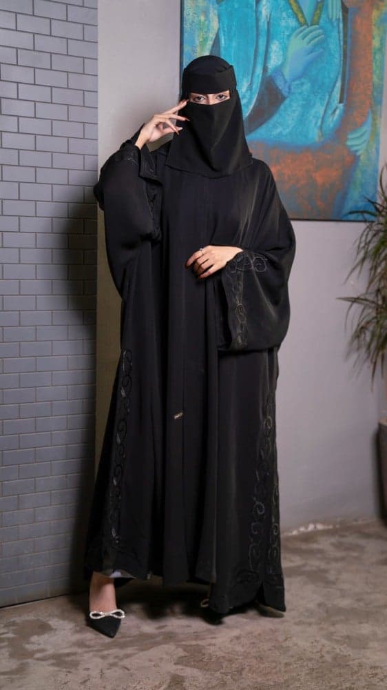 عباية فضفاضة باكمام مطرزة